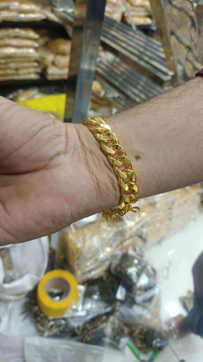 ✨ “Men’s Gold Cuban Link Bracelet – Sleek & Stylish”