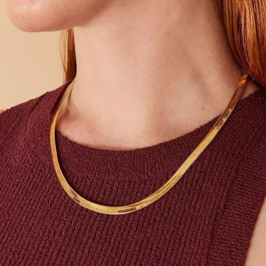 “Shimmer in Gold – Elegant Snake Chain with Pendant”