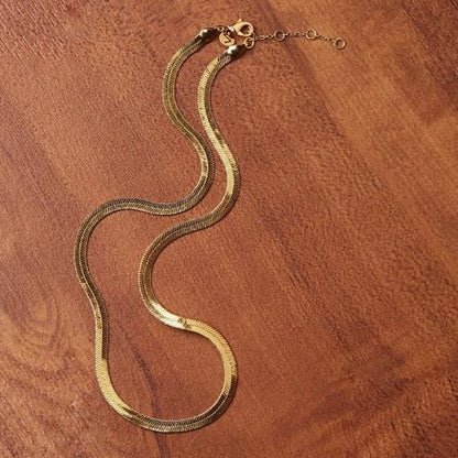 “Shimmer in Gold – Elegant Snake Chain with Pendant”