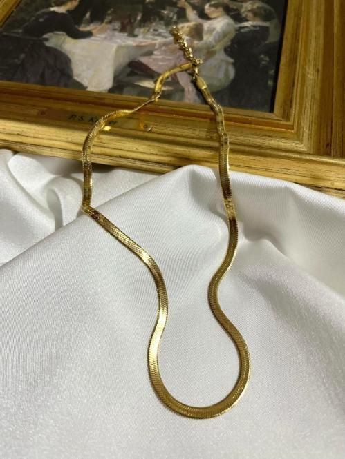 “Shimmer in Gold – Elegant Snake Chain with Pendant”